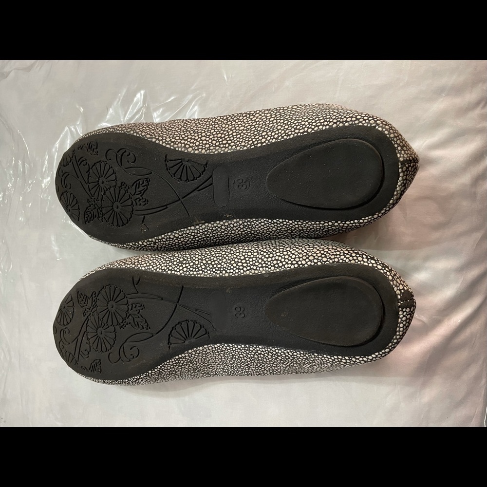 Like-New Black and White Flats - Picture 5 of 6